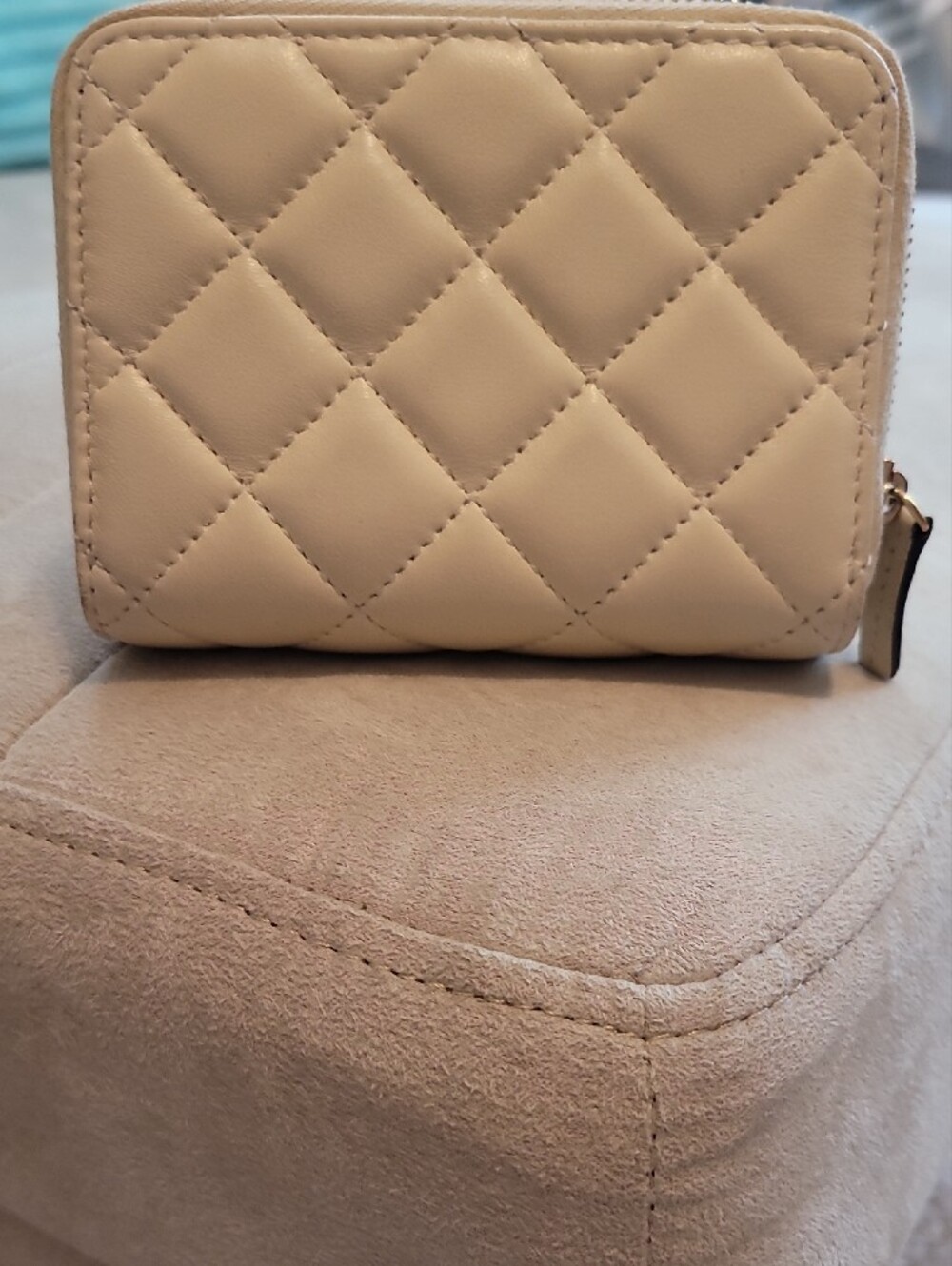 Versace Medusa Ivory Quilted
Leather Bifold Wallet - Picture 2 of 15